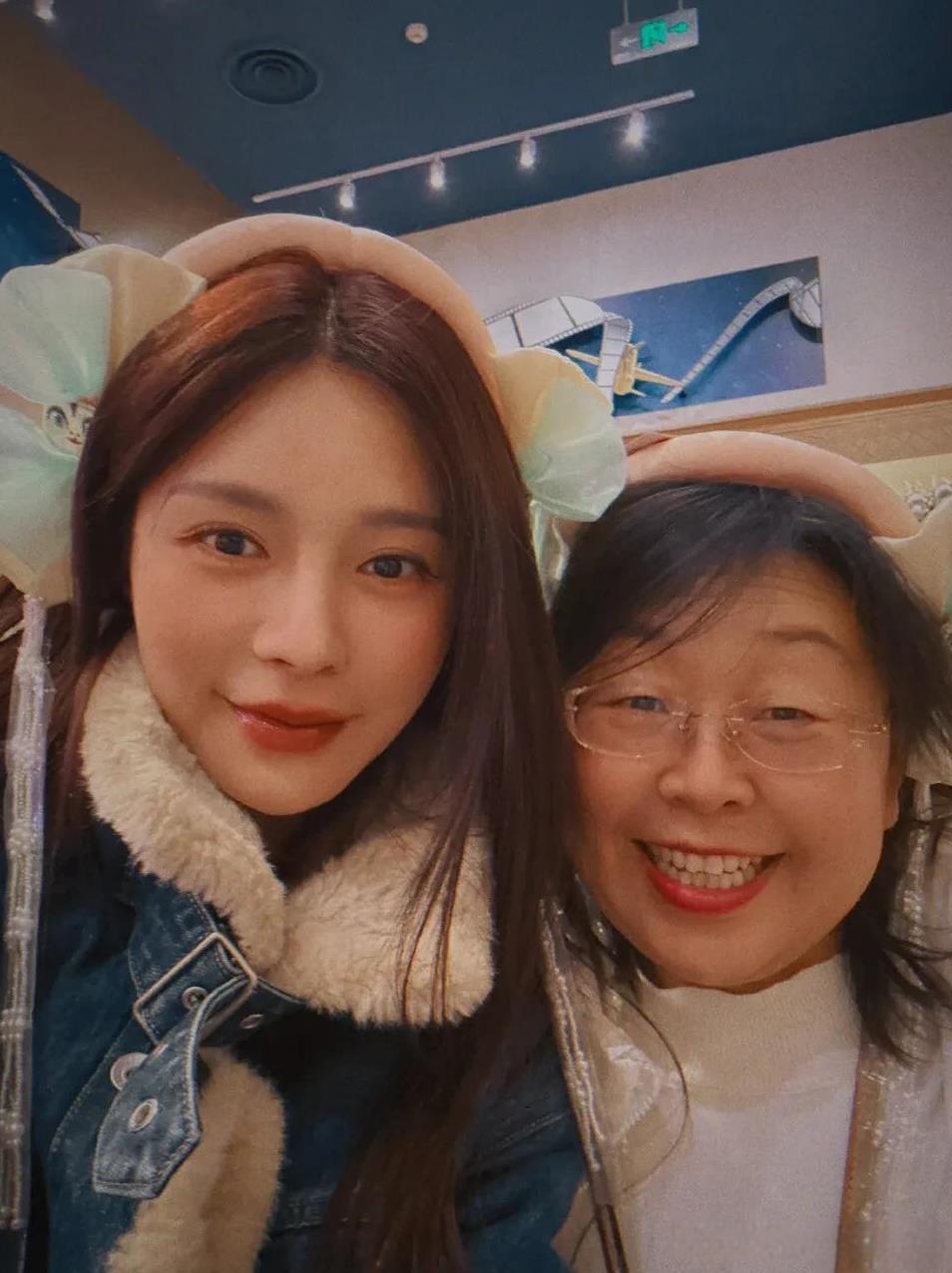 难得啊！终于看到沈梦辰父母和杜海涛父母的公开合照了！
这俩人谈了十多年了，沈梦辰