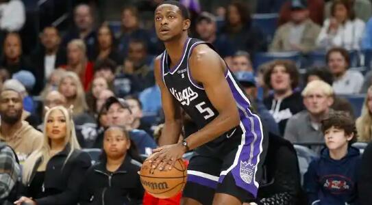 Shams：国王有意在交易截止日前交易福克斯！美记Shams报道，ESPN称国王