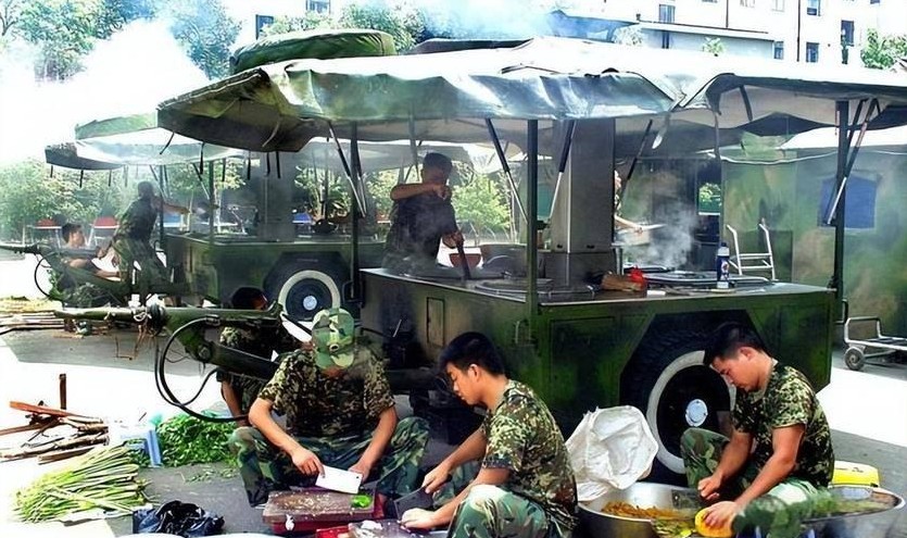炊事兵首先是兵其次才是厨师

                         