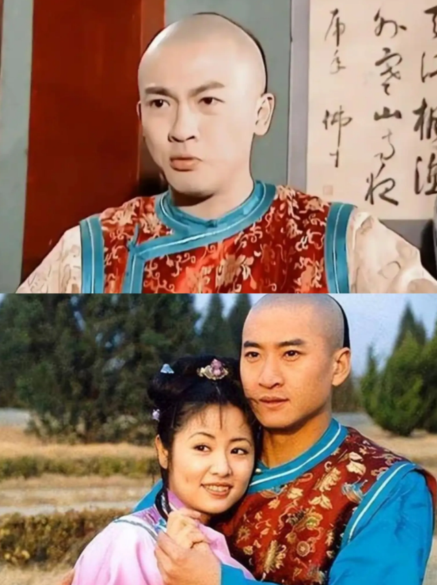 第一眼看过去，还以为五阿哥和尔康穿一件衣服，真的好像，但仔细看一下，并非是同一件