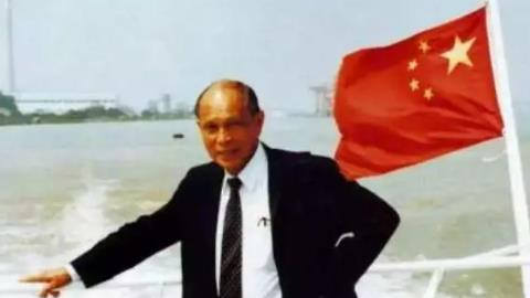 78岁霍震霆现身新加坡，一个人出行就餐很低调，身边无保镖随从