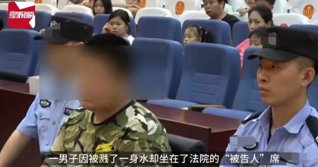 北京。男子下班时下起了大雨，路过一个路口时后面驶来了一辆汽车，一下子溅了他一身水