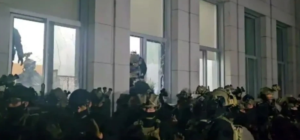 快讯：韩国戒严部队试图冲进正在准备开会的韩国国会大厅！