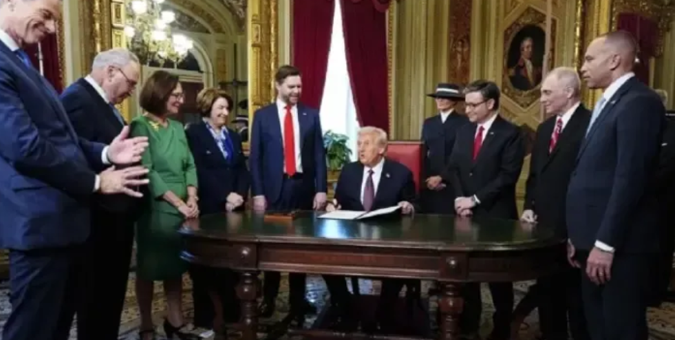 特朗普上台，美国政策大反转，如此强势行为对美国是祸还是利？
美国总统唐纳德·特朗