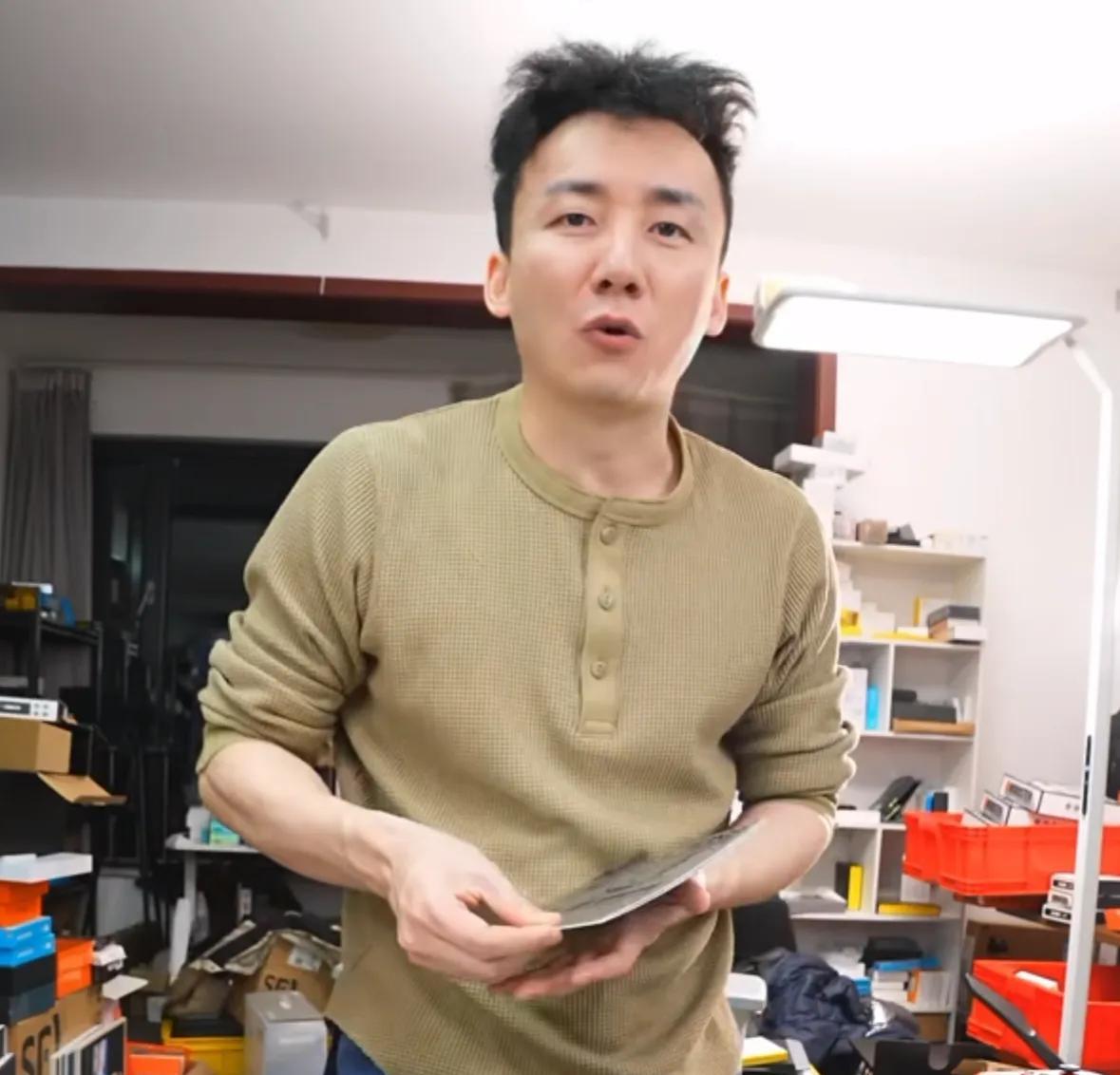 这哥们勤奋的可怕，
过年一天没休息，
一天两场直播，
一直到深夜，
没有团队就他