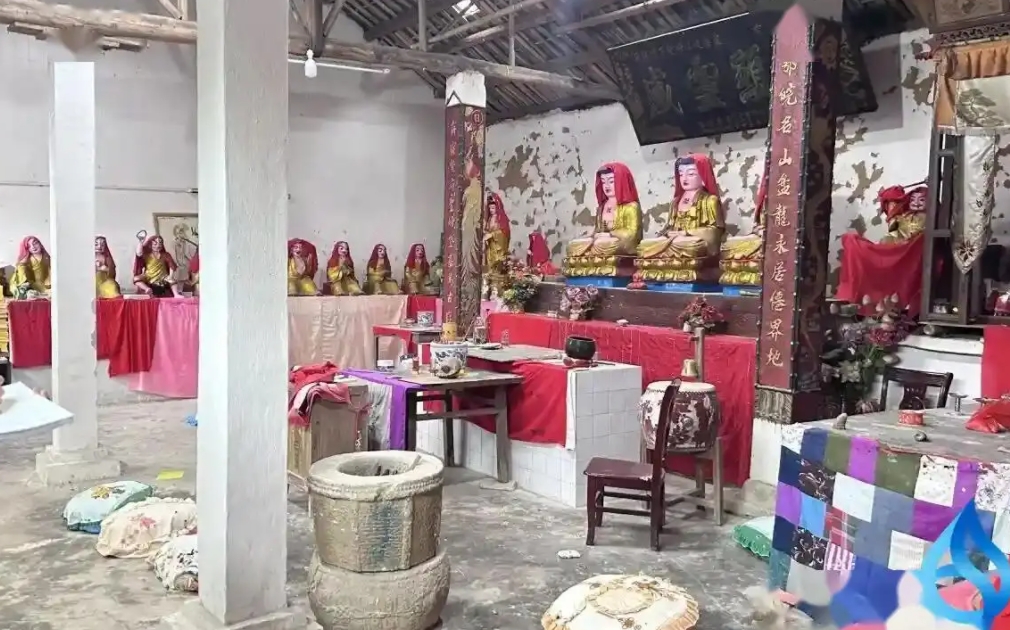 国内寺庙正在发生以下改变。
1.香客们逐渐变少，寺庙收到的香火钱越来越少。
2.