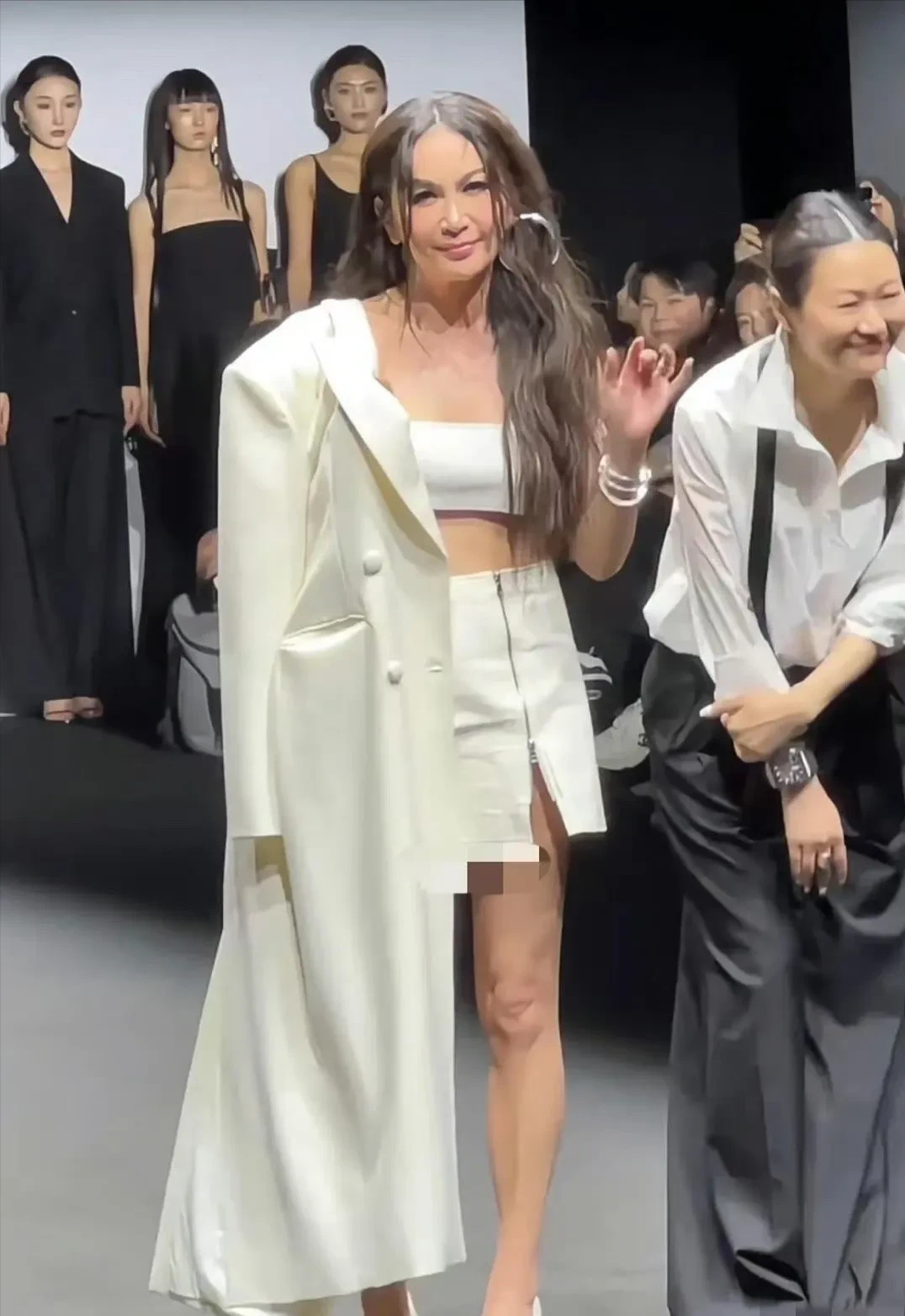 不知不觉温碧霞已经快花甲之年了，这张图片是忘记精修了吗？看起来服装穿着很时尚的感