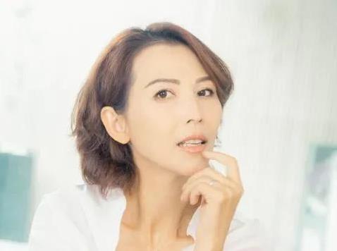 主持人好奇地问蔡少芬，为啥在香港的房子才80平，一家五口住会不会太局促。蔡少芬特