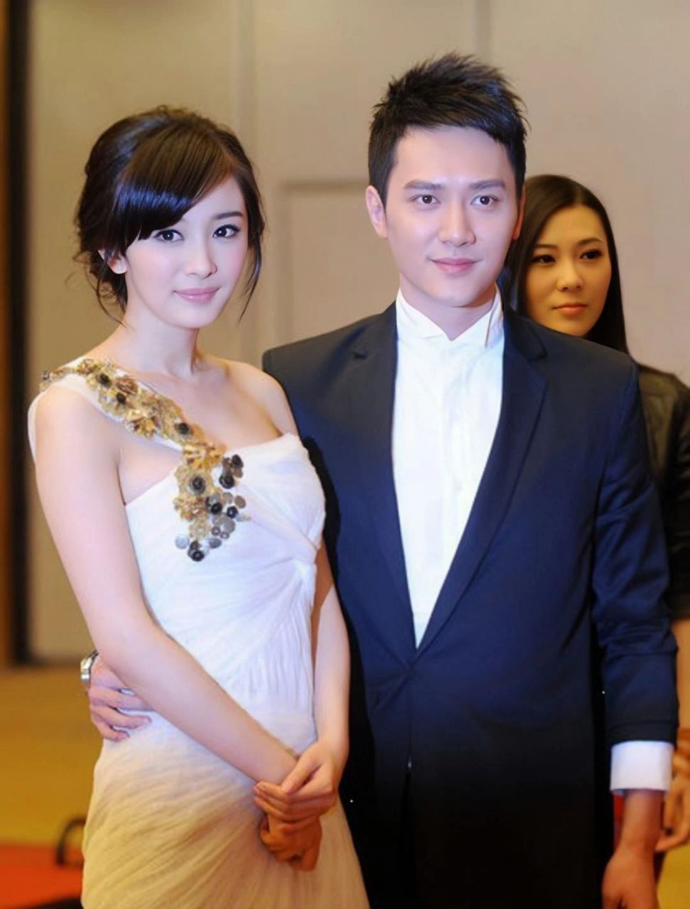 杨幂和冯绍峰第一次拍戏时，冯绍峰向导演请示：给我和杨幂加一场吻戏吧。加是加上了，