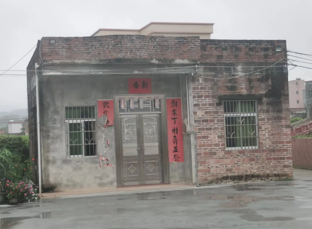 广西农村里很多这种自建房。以前觉得好丑，当自己长大了，发现，盖一个这样的房子有多