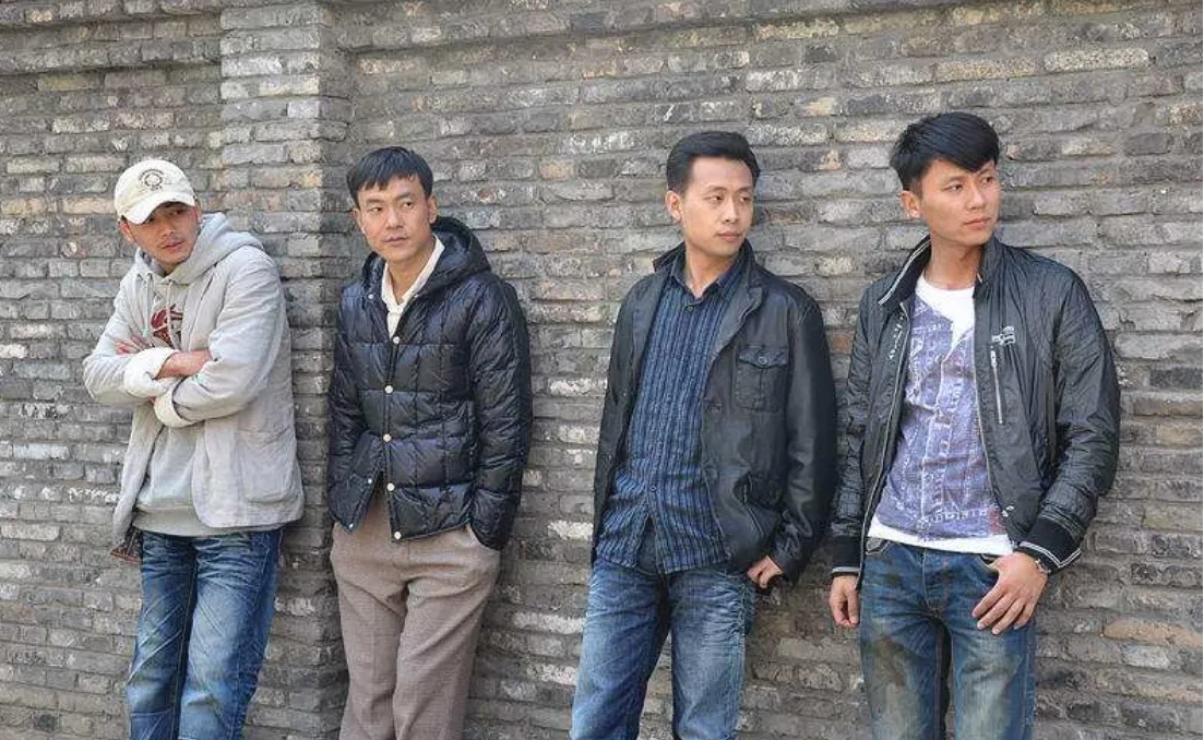 瞧这四位，当初看起来貌不起扬的四个人，好像村里的混混，如今一个个的，都成为了娱乐