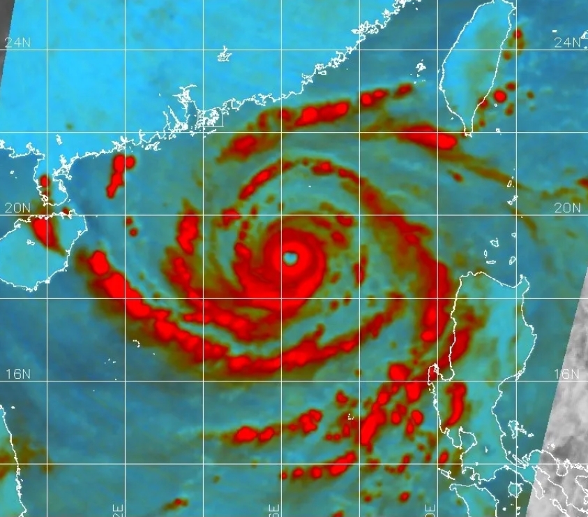 摩羯非常大，云团已经覆盖了整个南海，外围雨带已经影响到了海南，这是不断膨胀造成的