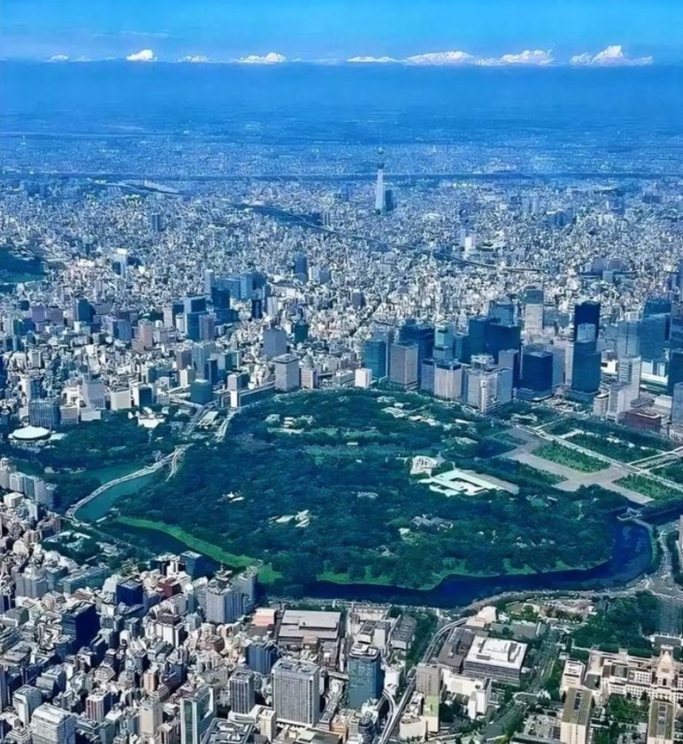 这是日本东京市中心的皇居，就是天皇他们住的地方。挺有意思的是，皇居边上全是高高的