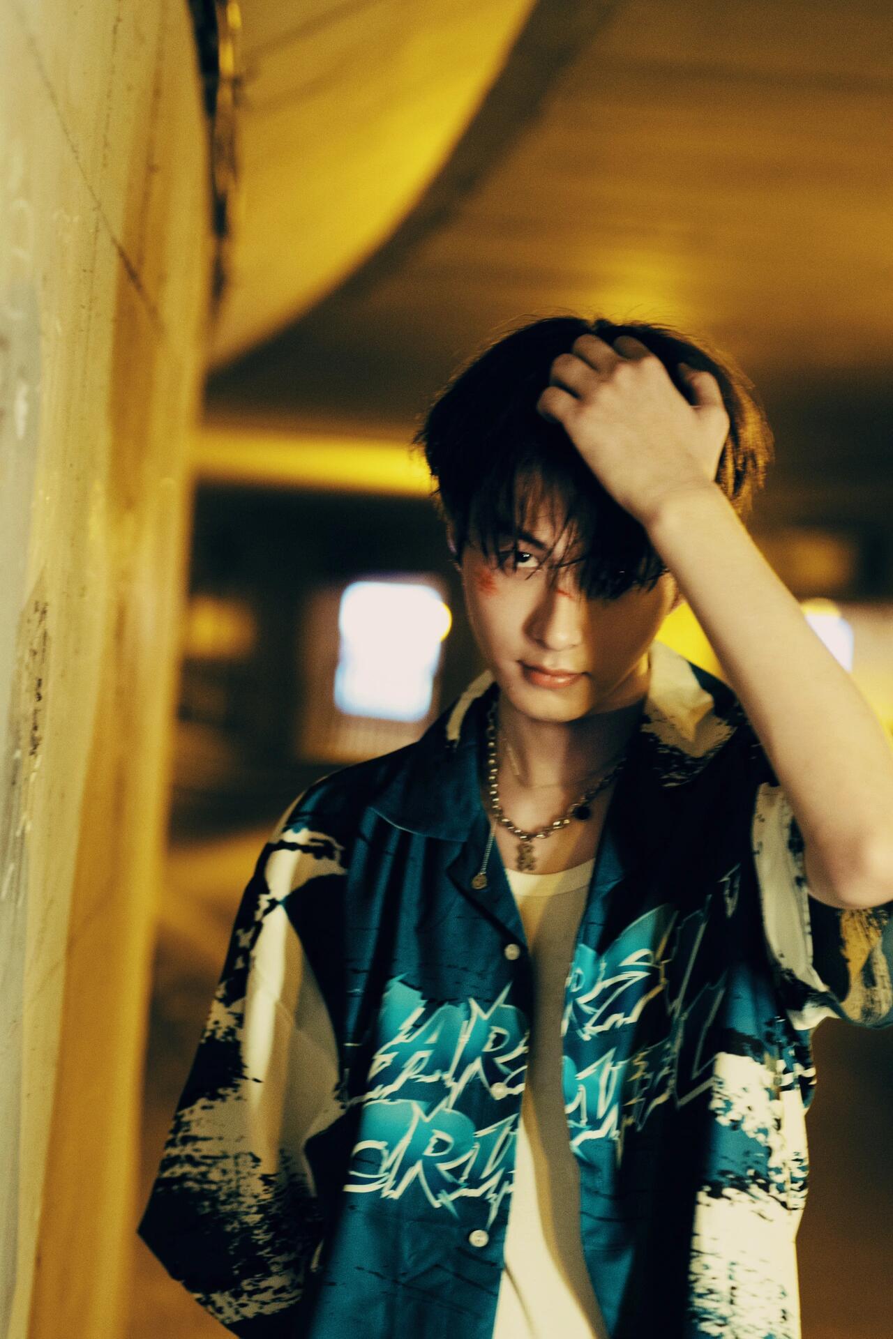 演员李歌洋隧道情绪港风大片