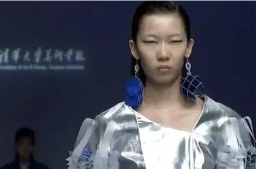 提下“椰子水擦乳”就擦边了？

我看椰树审美挺正常的，要不然也不会多次被罚后椰树