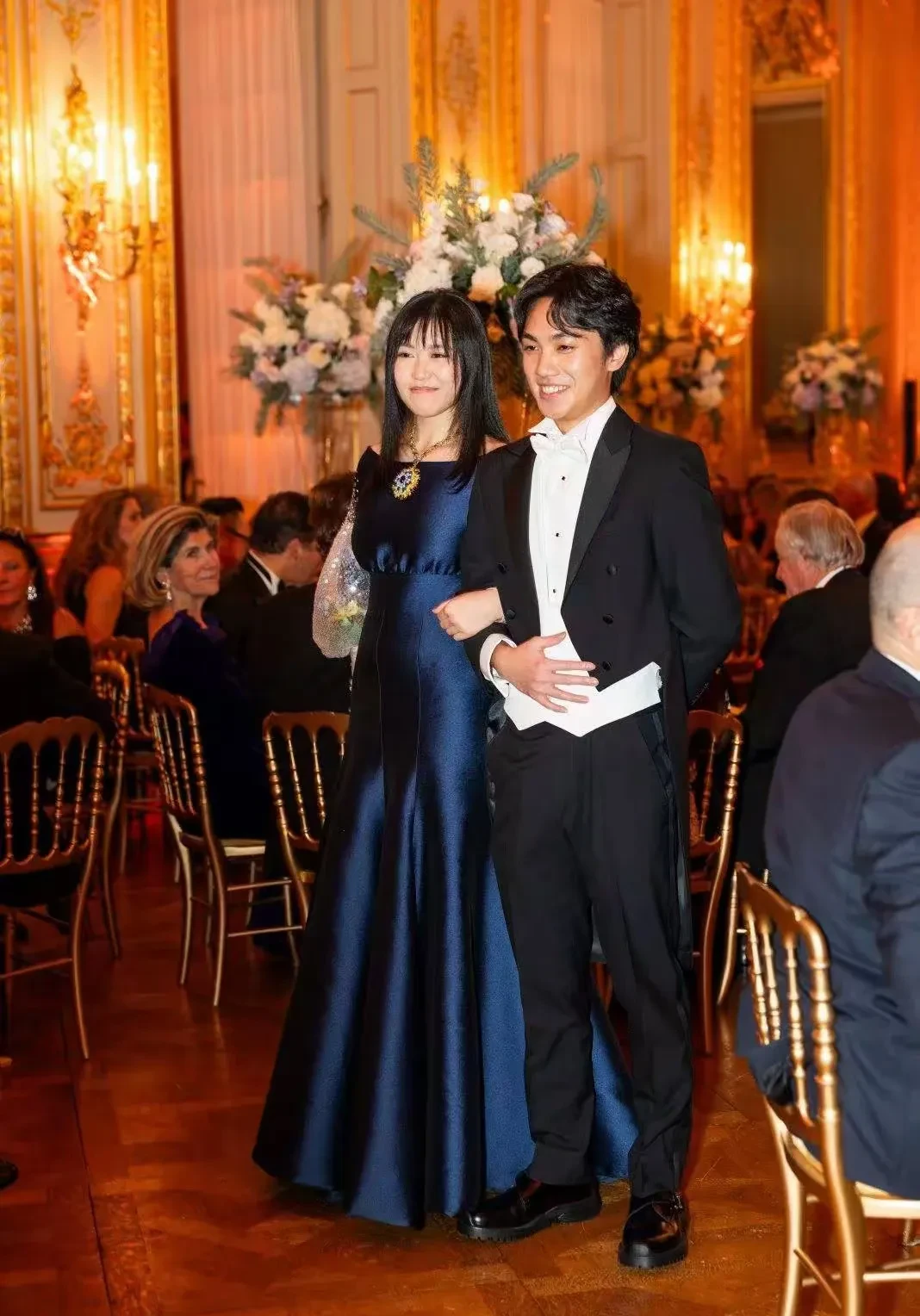 张艺谋确实老了
名导终究也不能免俗！否则他不会陪娇妻儿女出席巴黎名媛舞会
贪心不