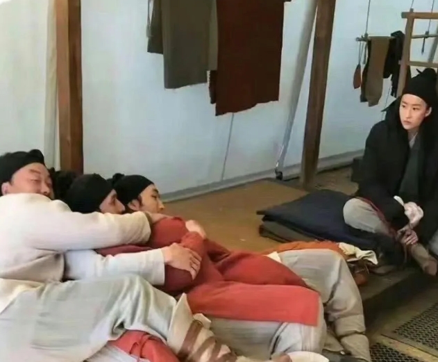 这应该是刘亦菲在拍摄花木兰时期，剧组的照片吧！看几个男的把神仙姐姐给尬的[捂脸]