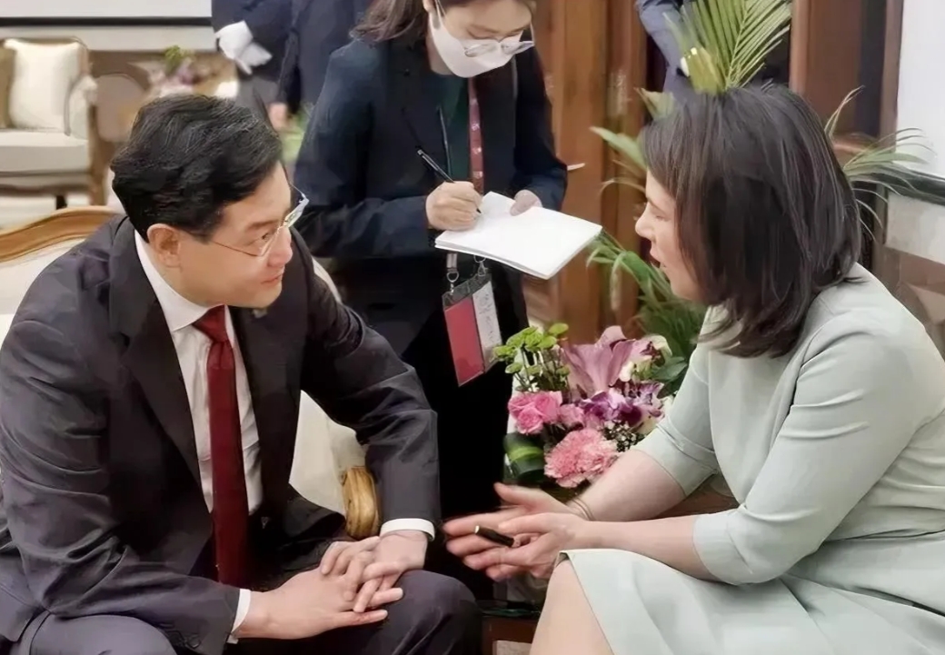 我们都知道贝尔伯克是反华派的人物，近几年频频向我们提出语言上的攻击，在中国人的心