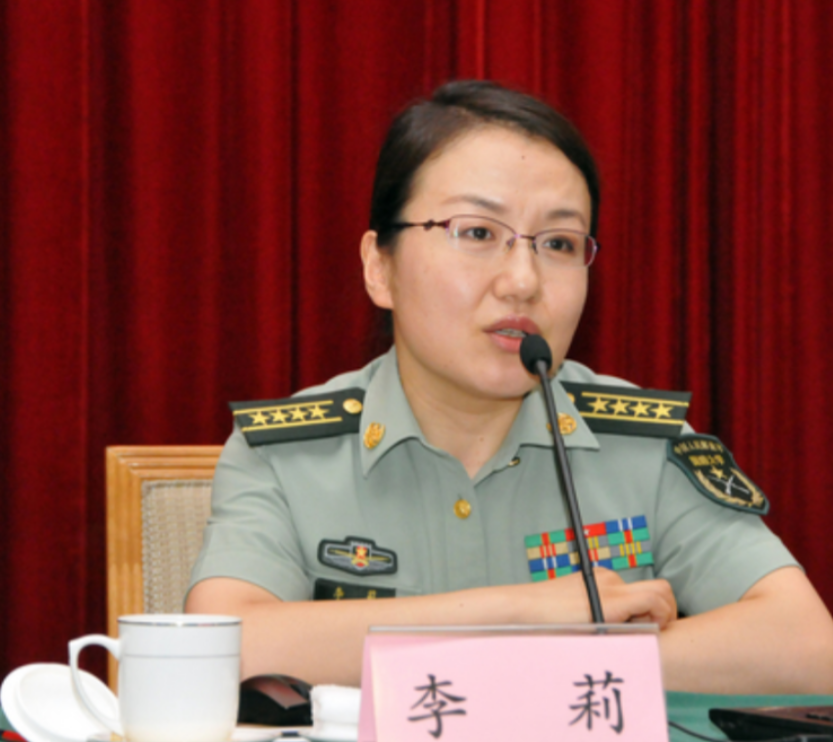 一定是有叛徒在我们中间，不然仅仅以中国女人脑子，又怎么能这么快判断出我们的飞行路