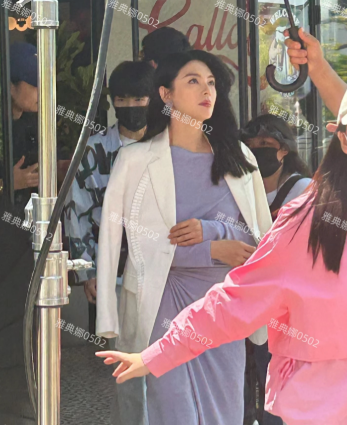 被张雨绮惊艳了，她本人真漂亮，是实打实的大美女，五官精致身材窈窕，意外的很瘦，没