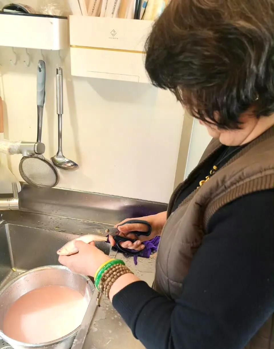黄晓明晒了他妈炸的鱼，照片里他妈手上戴着个镯子，闪瞎我的眼！这到底是啥？

照片