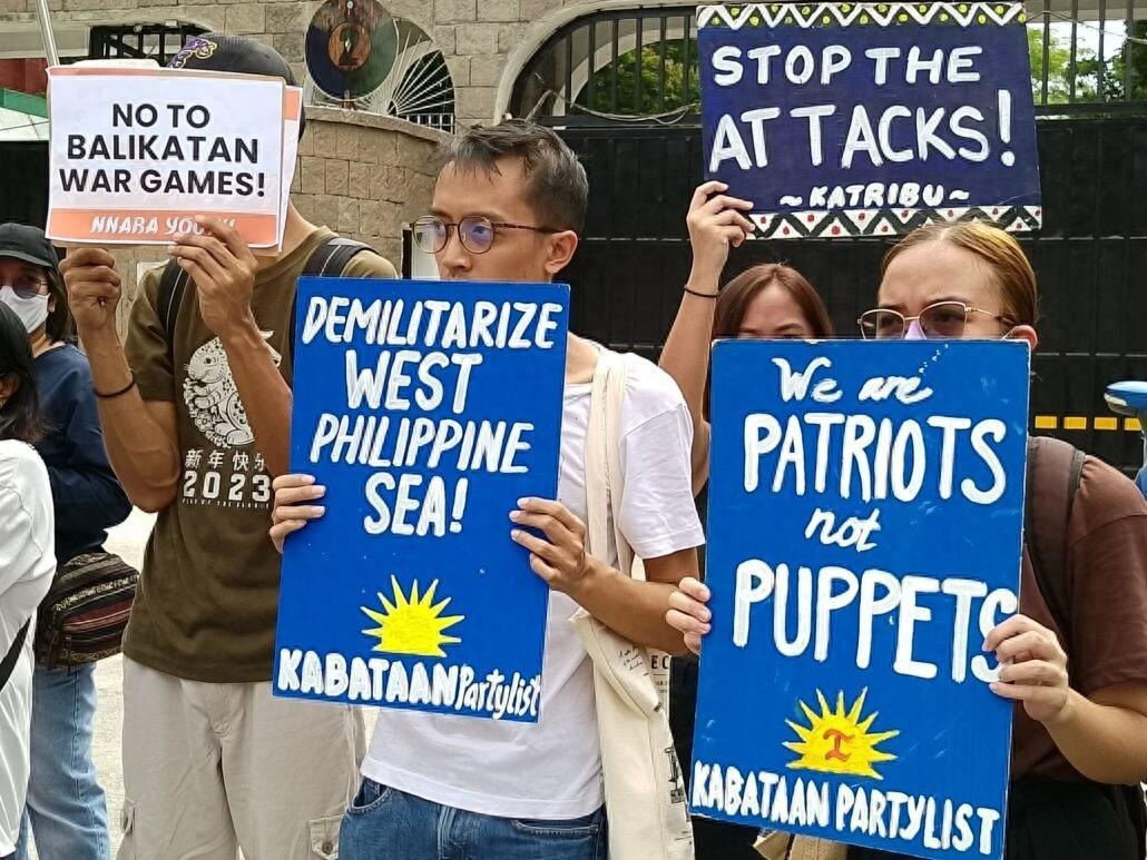 解放军在南海发起行动，美军再次上演“拿手好戏”，抛弃盟友调头就跑！在美日菲三国首