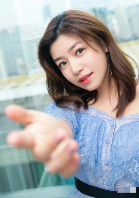 说起陈妍希，真让人有些五味杂陈。她和陈晓结婚后，一头扎进家庭，当起了全职主妇。生