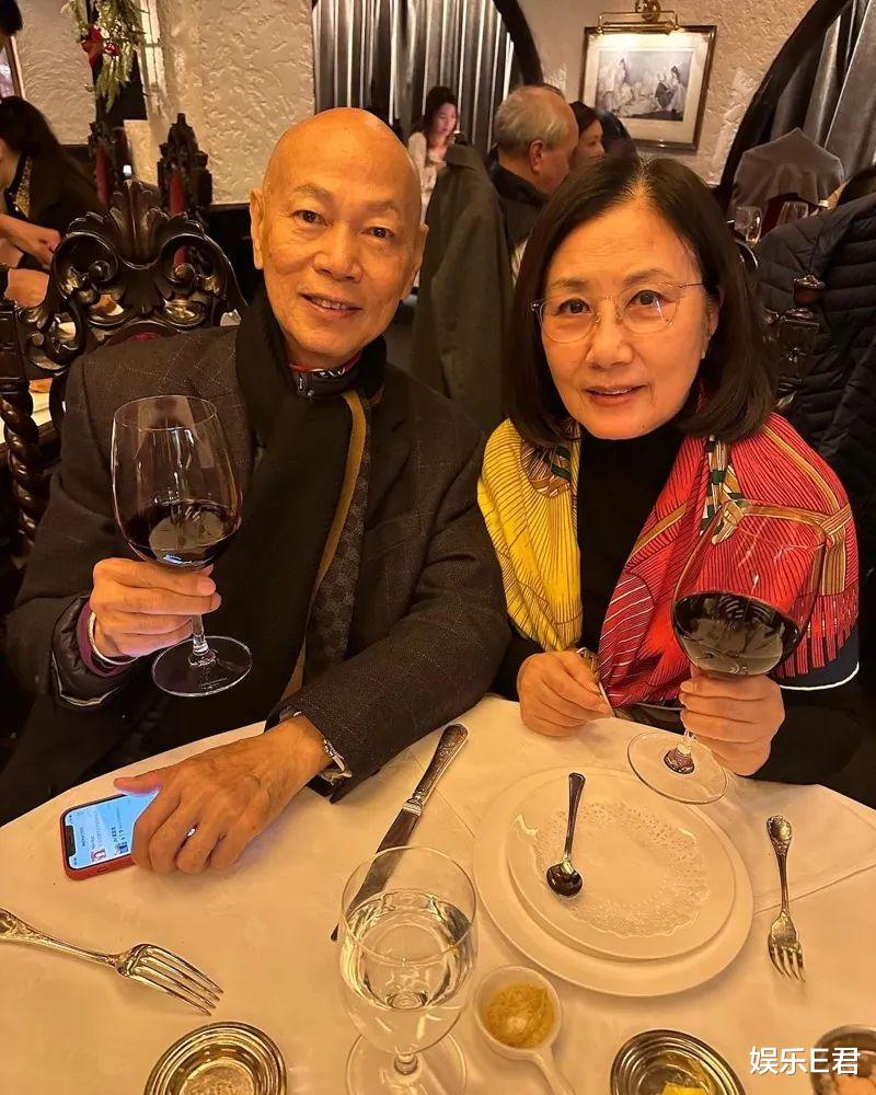 汪明荃与罗家英过中秋,穿拖鞋配GUCCI情侣装,被网友嘲讽太俗气(罗家英和汪明荃的爱情故事)-第17张图片-九妖电影 汪明荃与罗家英过中秋,穿拖鞋配GUCCI情侣装,被网友嘲讽太俗气(罗家英和汪明荃的爱情故事)-第17张图片-九妖电影