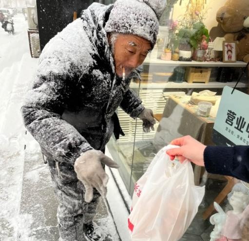 2025年1月13日，烟台迎来了新年的第一场大雪。经营食品店的林女士发现，一大早