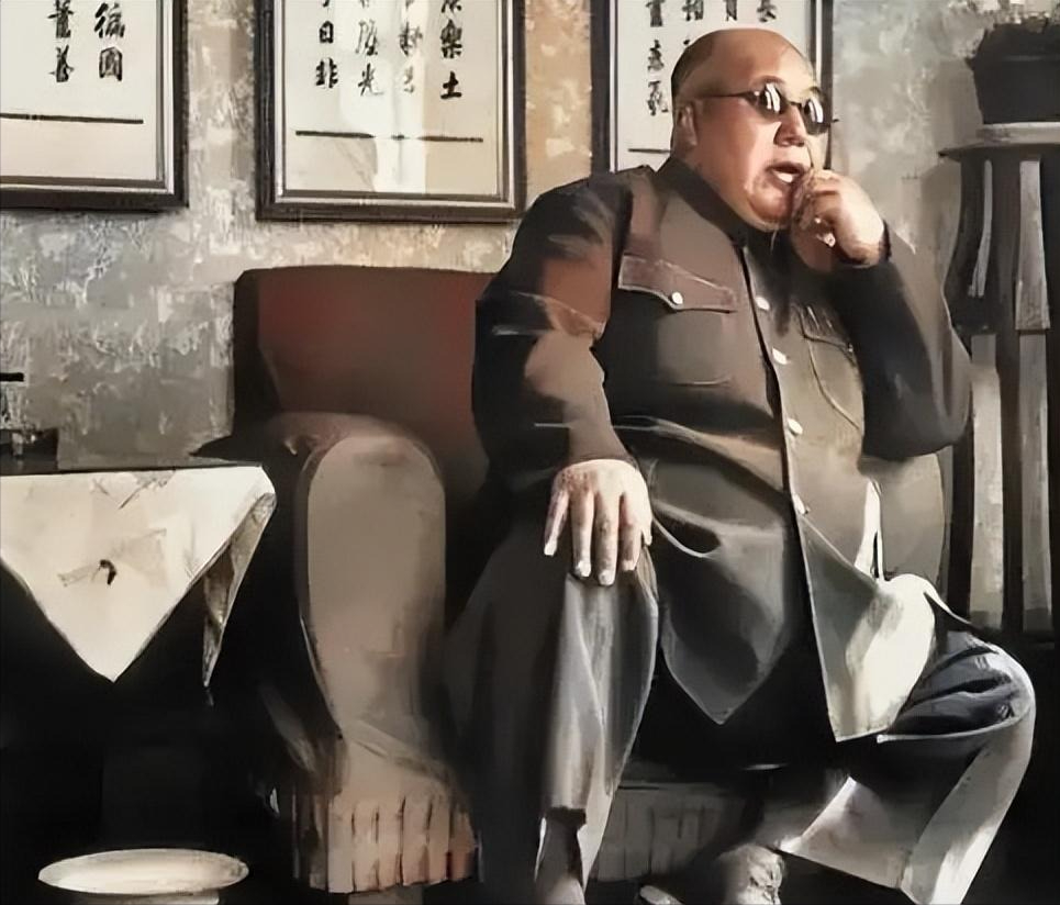 民国时期，刚吃饱喝足的宁夏“土皇帝”马鸿逵正在剔牙。他在宁夏17年，搜刮民脂民膏