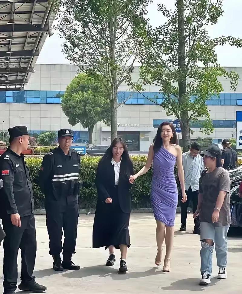 我的个乖乖！我在杭州碰到了谁？曾经的美女老了，真的老了，我都要认不出来了！