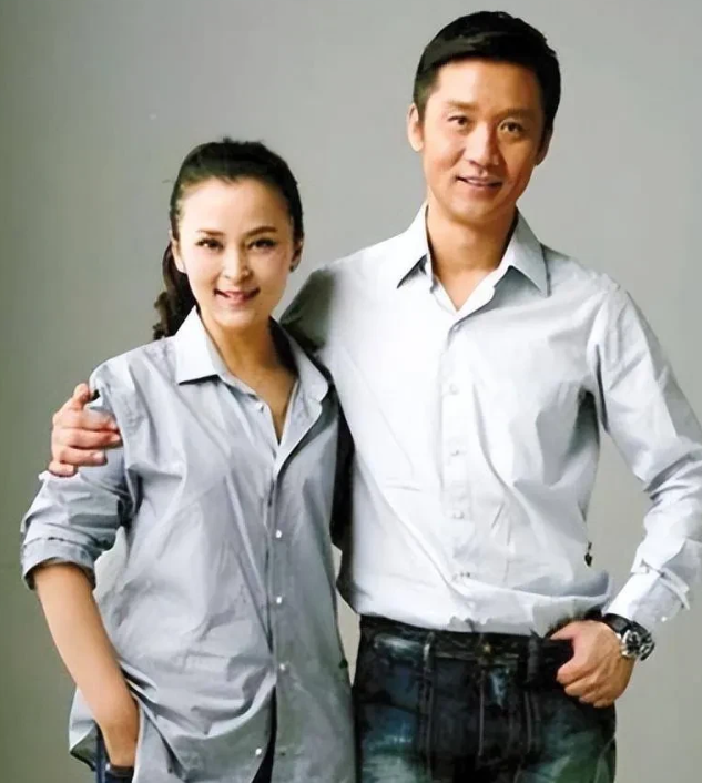 当年，黄志忠在一无所有的时候，娶了当红女星何音，但成名后却爱上了小4岁的柯蓝，不