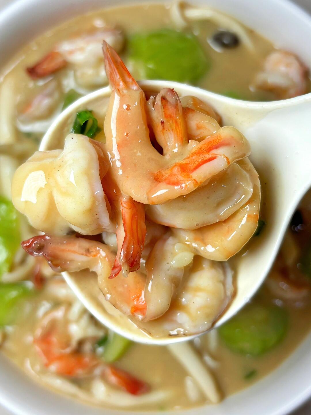 这样做的丝瓜鲜甜无比巨好吃😋关键浓郁的汤汁拌饭也是一绝👍我愿称其为最简单、下