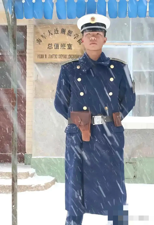 这个站岗的小伙子不是学员，就是内勤联队的。如果不退伍的话，应该是团级领导了。
