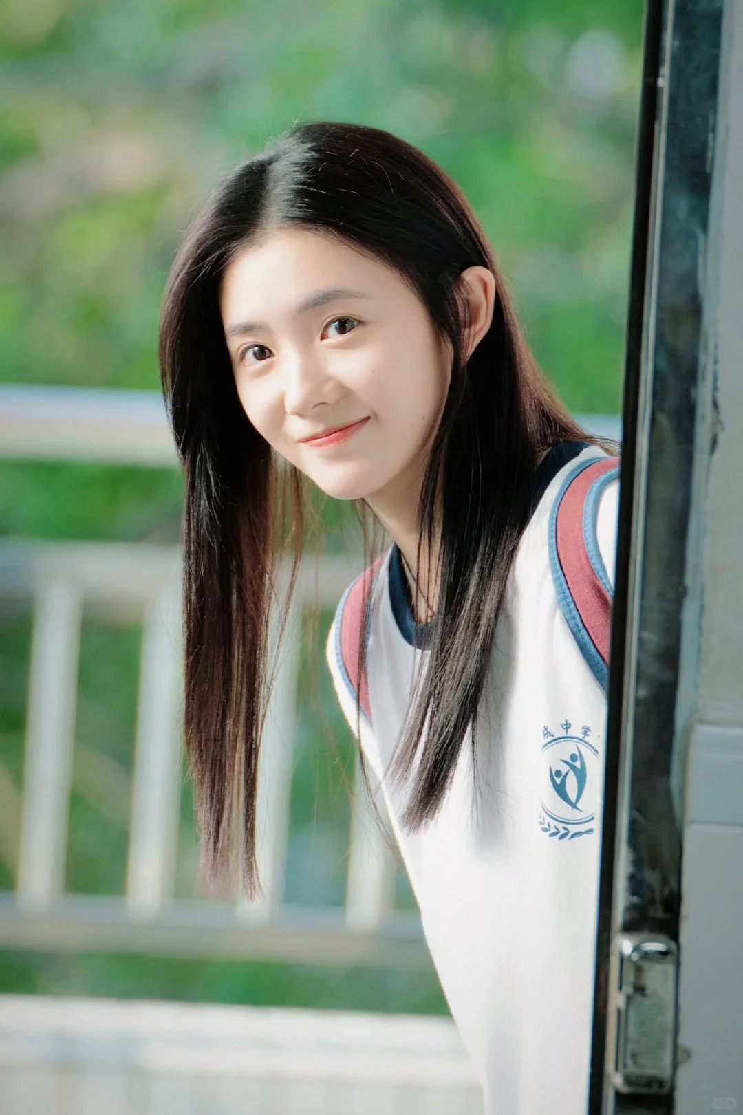 被同学说笑起来有点像刘浩存
嗯……老师🙋你鞋带掉啦（感觉很荣幸！只是这个照片有