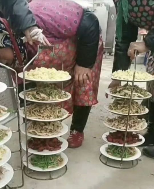 现在乡下做席上菜都这么前卫了吗？