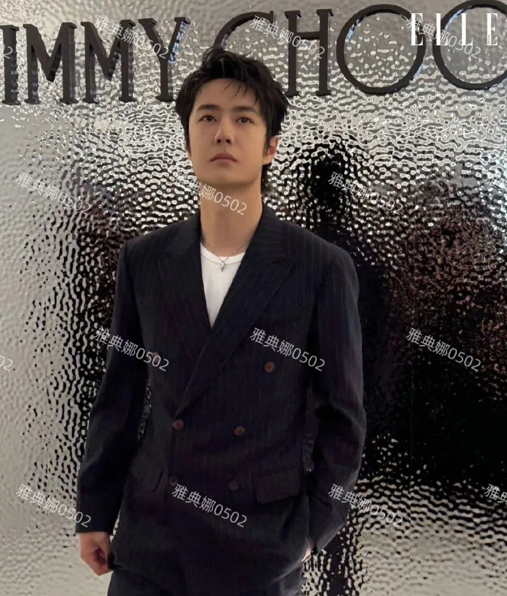 时装周上的王一博，不知道为啥他总是面无表情眼神空洞，看着没有灵气不精神!