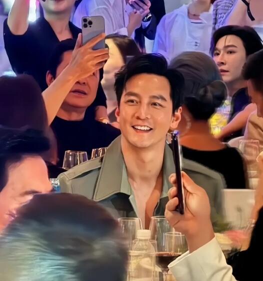 被嘲发福的吴彦祖，50岁帅​回了颜值巅峰