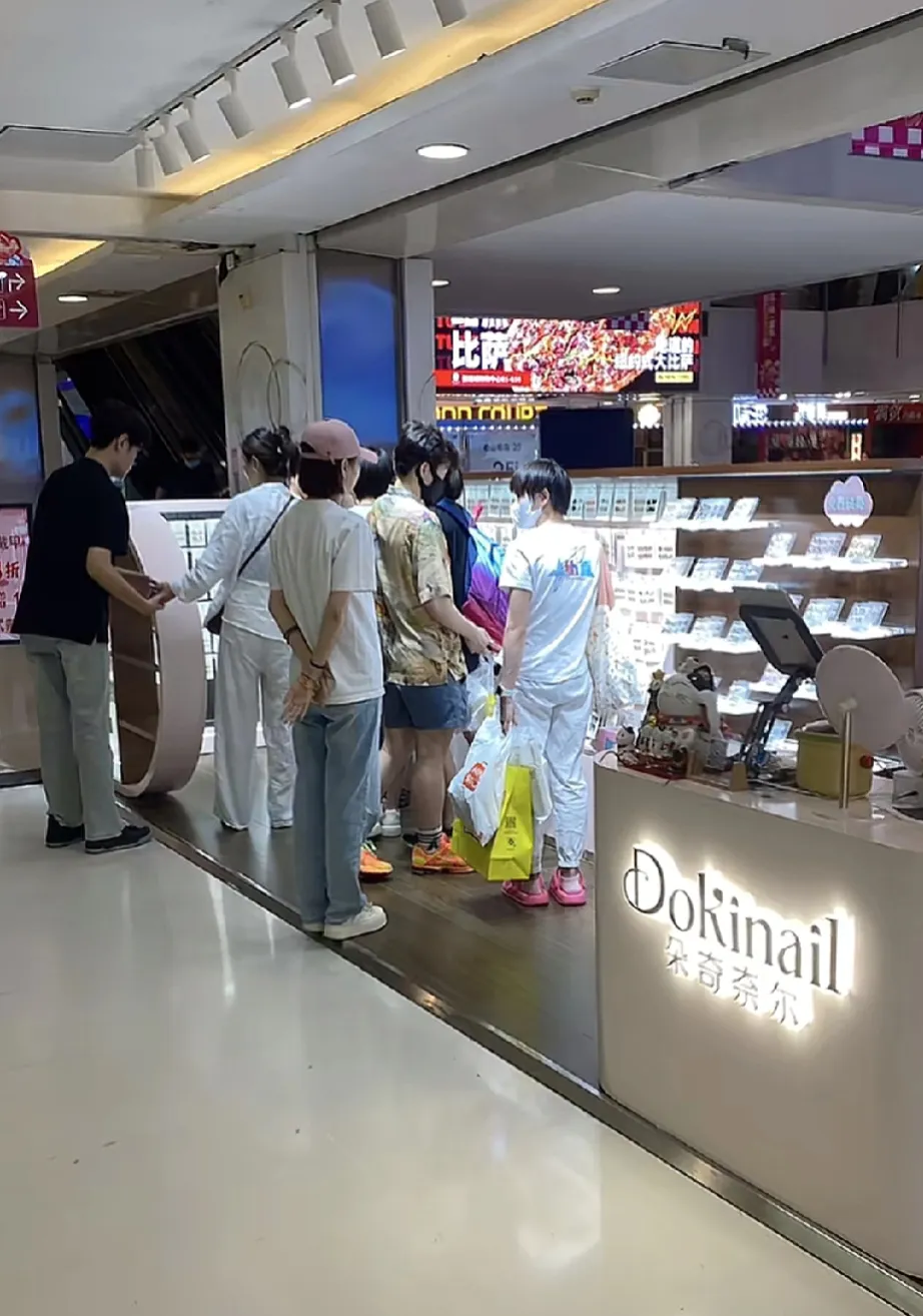 红婵回国第一天就玩疯了，拉上好姐妹陈芋汐和陈艺文一起逛街去了。她带着禅宝出去见世