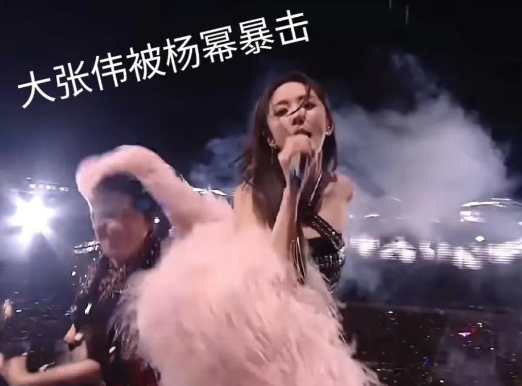 大张伟：新年第一暴击来自杨幂！
湖南卫视的跨年晚会收视率满满啊，关键还是杨幂唱得