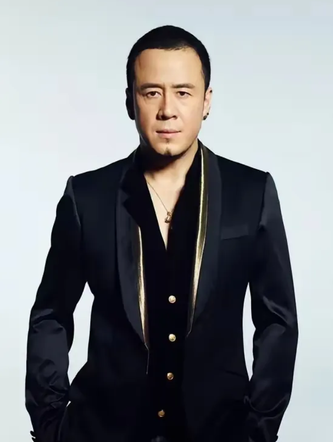 杨坤当年一句“刘德华不是真正的歌手”，如今回头看，确实让人有些摸不着头脑。毕竟刘