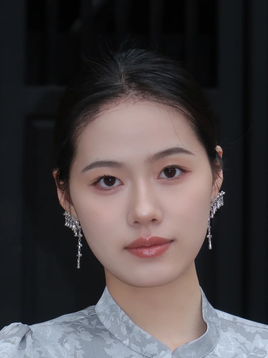 我发现！方圆脸唇色越裸越好看！
叠涂了3CE的布朗尼和nars的NYMPHO
简