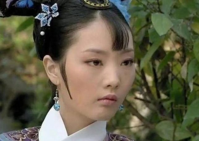 我认为她是《甄嬛传》里最难看的嫔妃。一撮毛的发型，斗鸡眼的眼睛，轻狂的个性～～不