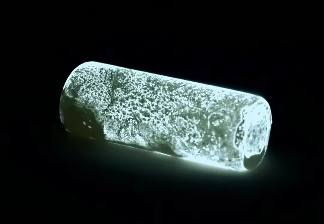 1699年，德国炼金师布兰德为了提炼黄金，他花光积蓄购买了5000升的尿 液，在