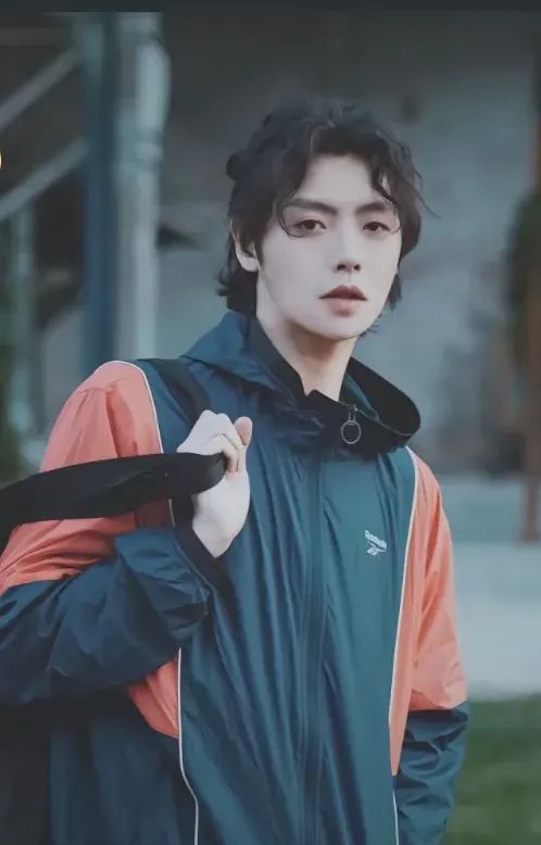 一个帅到，差点尖叫出声的男人，居然就这样就这样没落了，可惜了，可惜……
网友说：