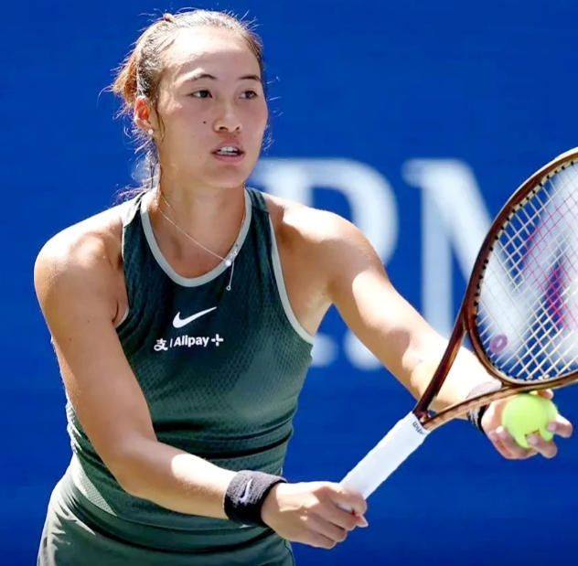 郑钦文2:1逆转本土选手阿尼西莫娃，成功晋级美网次轮，不仅收获14万美金奖励，
