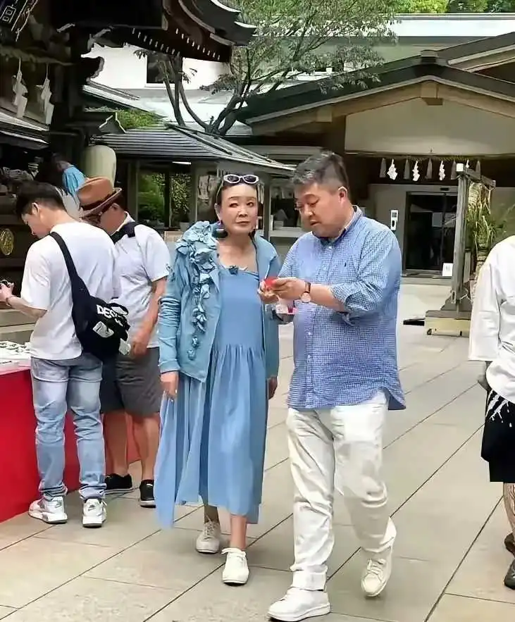 很多强势的女人都喜欢她。
