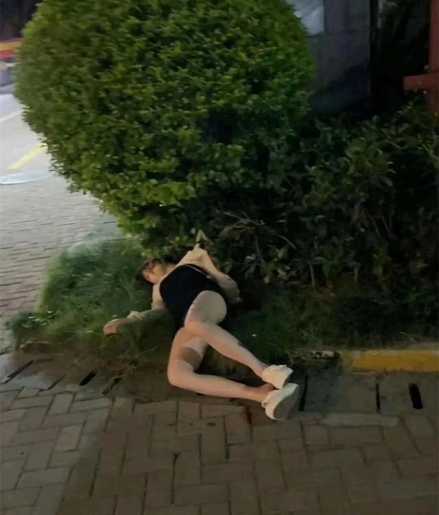 喝酒还能把裤子喝没了！广东一年轻女性在外出饮酒后，喝断片了。当她清醒过来时，惊讶