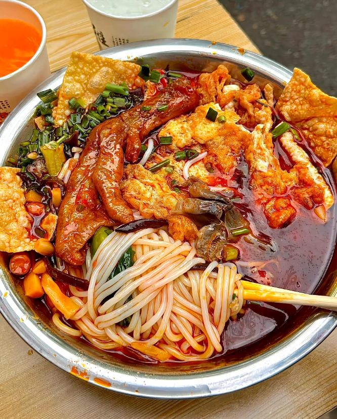 科室一场年夜饭吃的跟个散伙饭一样。
一位副主任辞职了，拿完年终奖就走。
一位主治