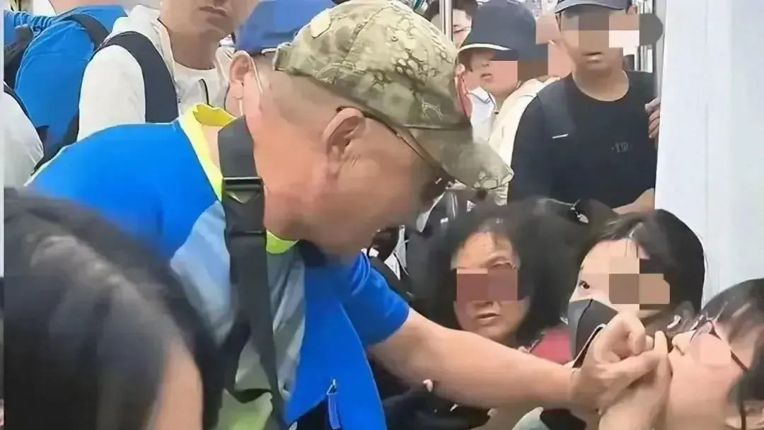 退休教师地铁丢面儿，闺女求同情，网友不认